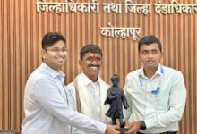 Photo of *दाेन IAS अधिकाऱ्यांनी केला IPS बिरदेव डोणे यांचा सत्कार* 